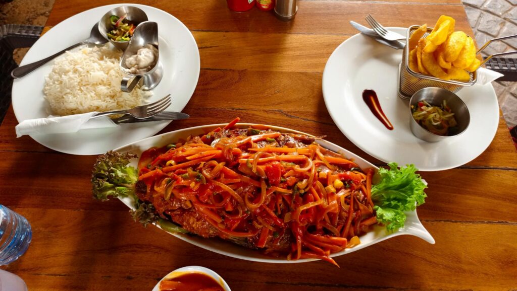 Plat de riz rouge au poisson servi à table