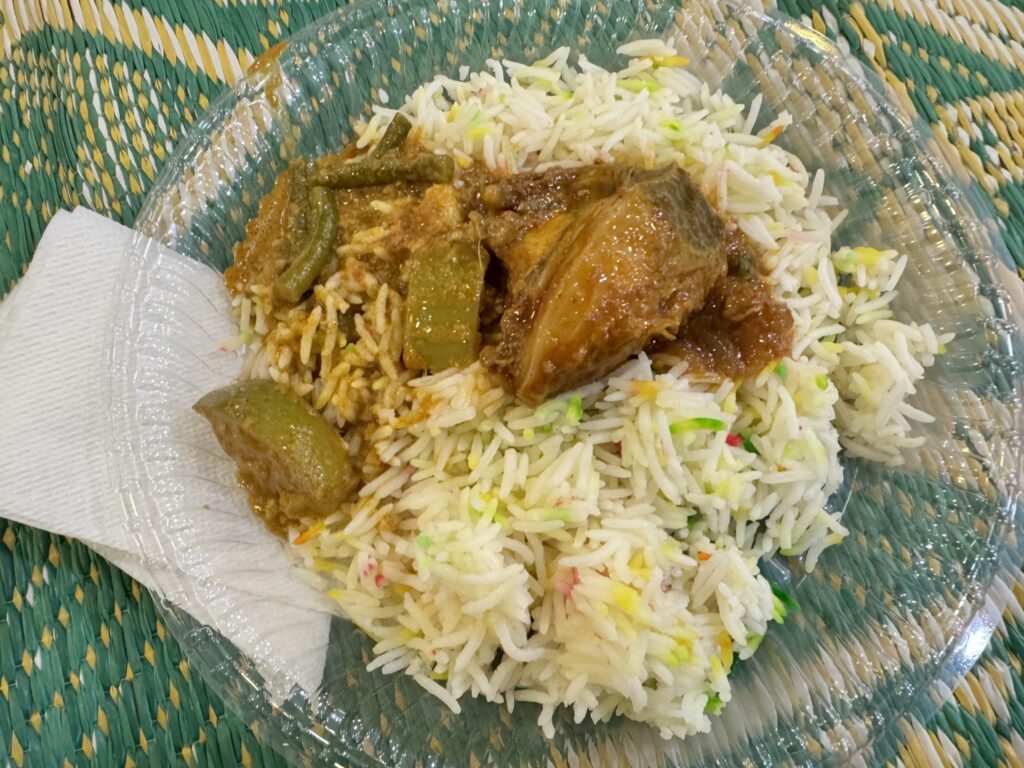 Grand plat de couscous préparé pour un repas de famille