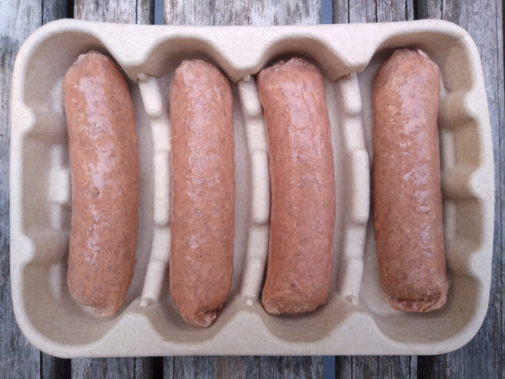 Saucisses crues présentées en barquette