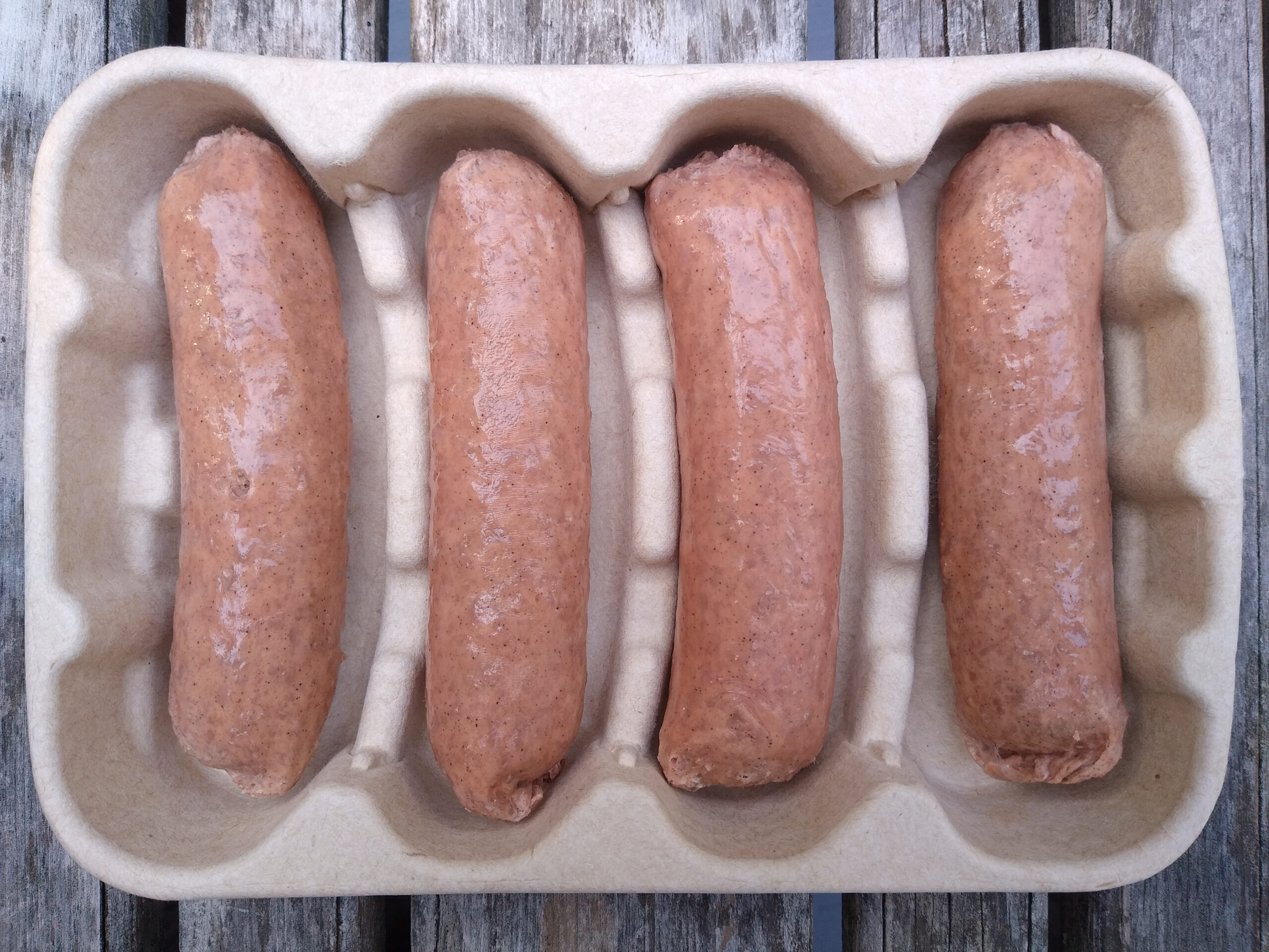 Saucisses crues présentées en barquette