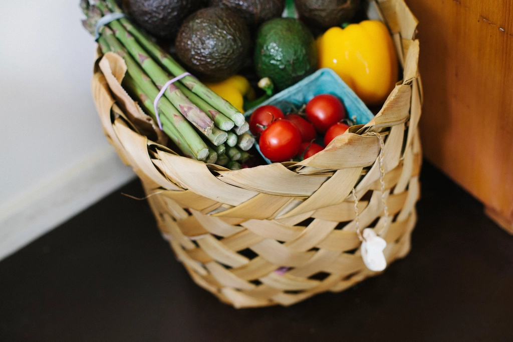 Panier de légumes frais prêt pour la livraison