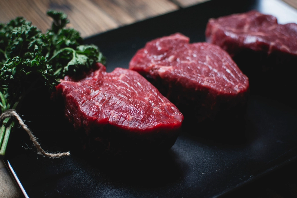 Morceaux de bœuf crus sur une planche