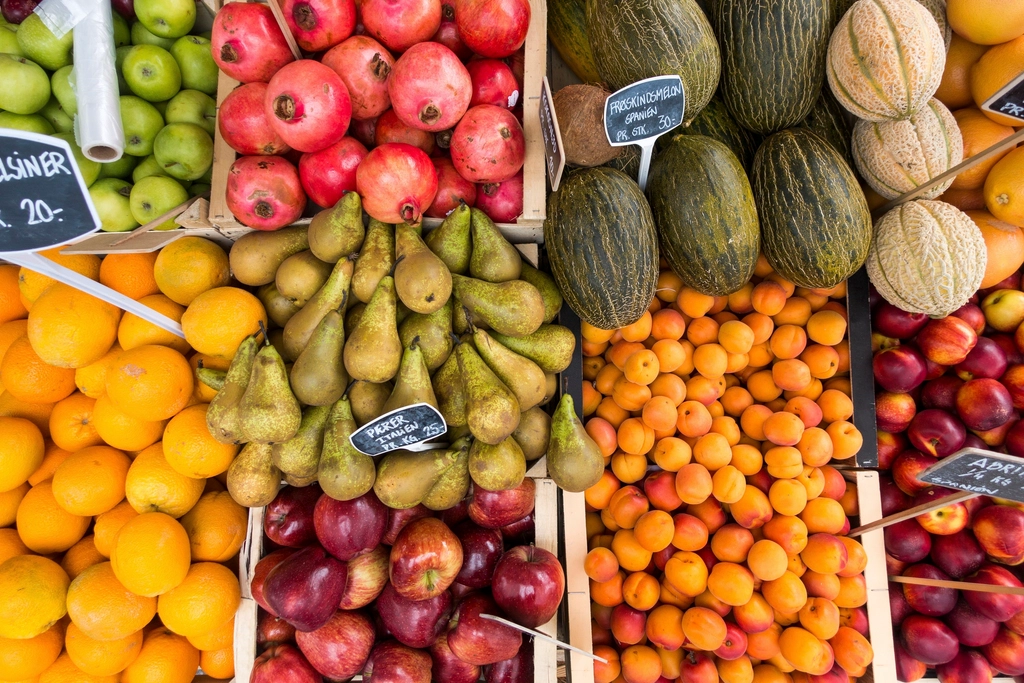 Étal de fruits tropicaux au marché