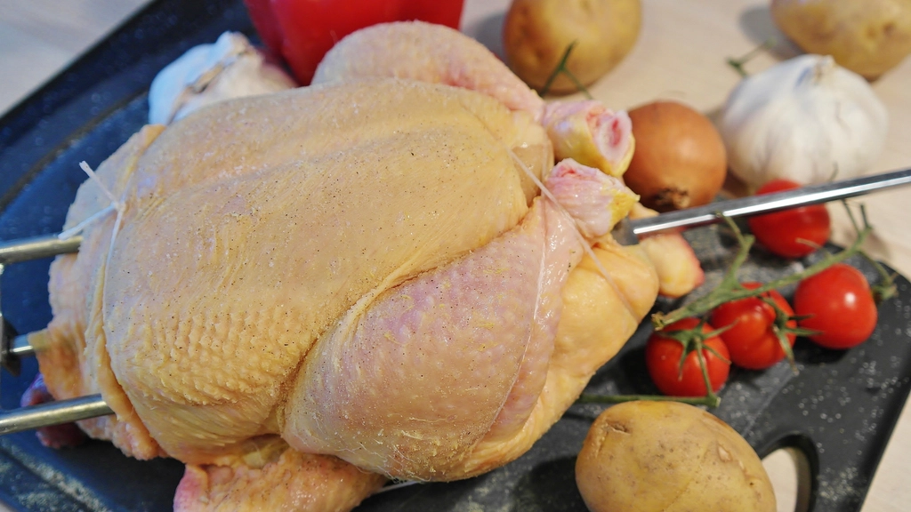 Poulet entier cru prêt à cuisiner