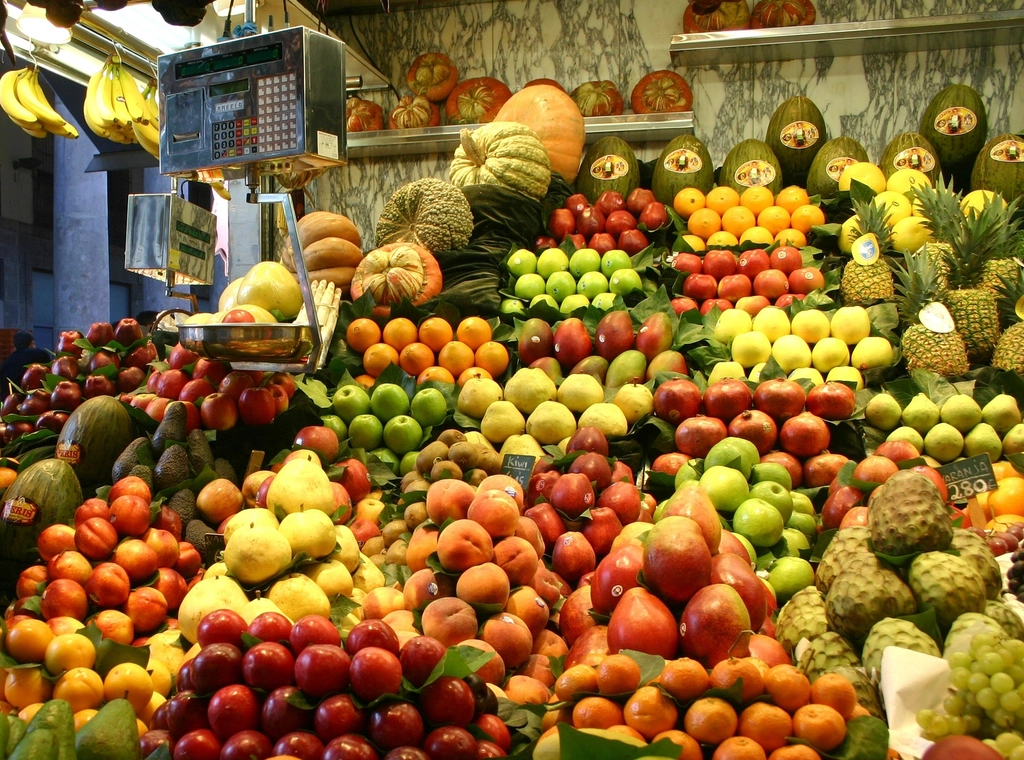Étal de marché garni de fruits et légumes de saison