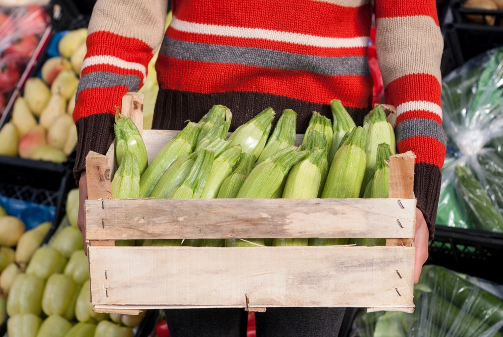 Cageot en bois rempli de légumes frais